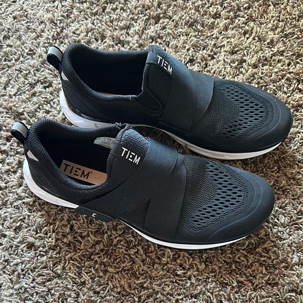 TIEM black cycling shoes WITH SPD clips -like new!